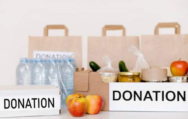 Vorderansicht von Spendenboxen und Taschen