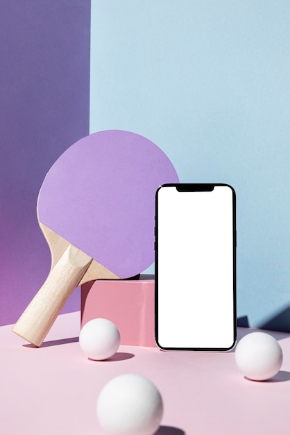 Vorderansicht von Tischtennisbällen und Paddel mit Smartphone