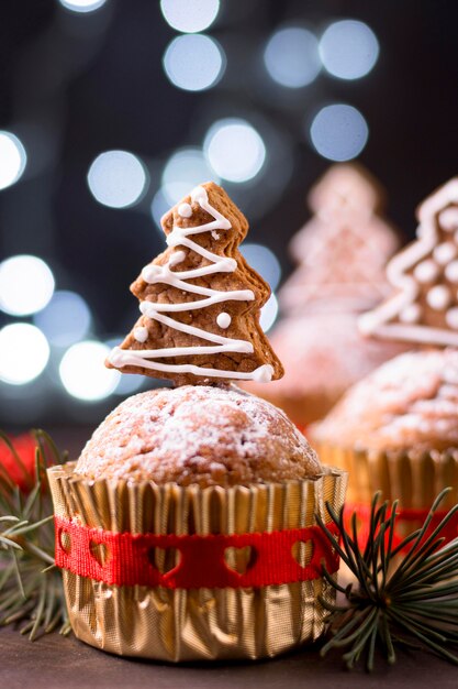Vorderansicht von Weihnachtscupcakes mit Lebkuchenbaumspitze
