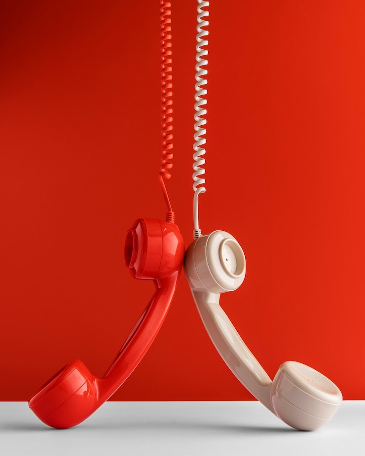 Kostenlose Foto vorderansicht von zwei telefonempfängern, die vom kabel hängen