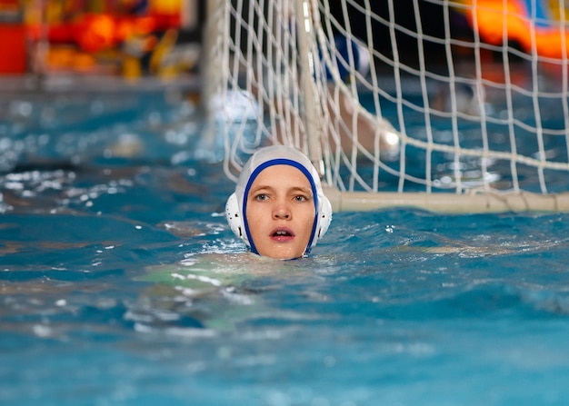 Vorderansicht-Wasserballspieler im Pool