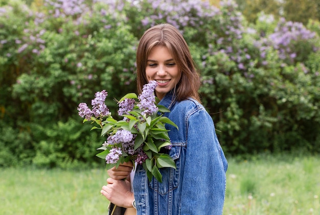 Kostenloses Foto vorderansicht weiblich mit lila blumen