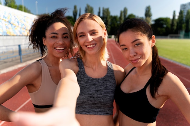 Vorderansicht weibliche Läufer, die ein Selfie machen