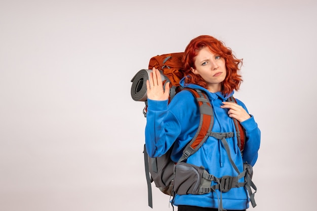 Kostenloses Foto vorderansicht weiblicher tourist, der in bergtour mit rucksack geht