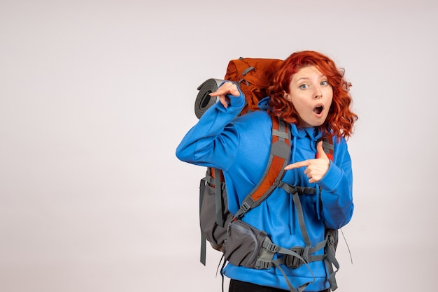 Vorderansicht weiblicher Tourist, der in Bergtour mit Rucksack geht