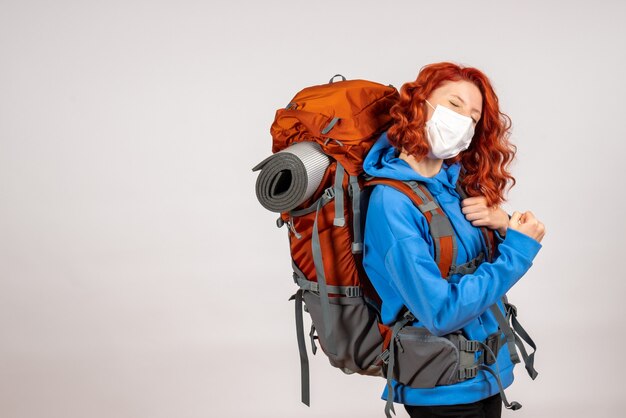 Vorderansicht weiblicher Tourist, der in Bergtour mit Rucksack geht