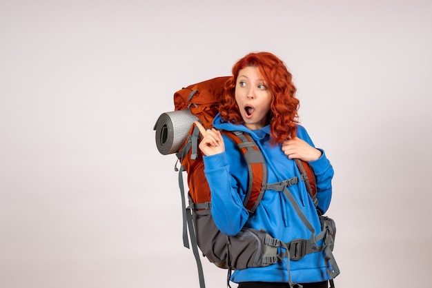 Vorderansicht weiblicher Tourist, der in Bergtour mit Rucksack geht