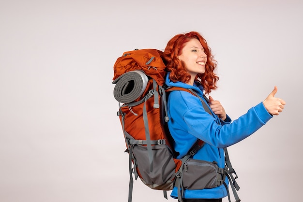 Vorderansicht weiblicher Tourist, der in Bergtour mit Rucksack geht