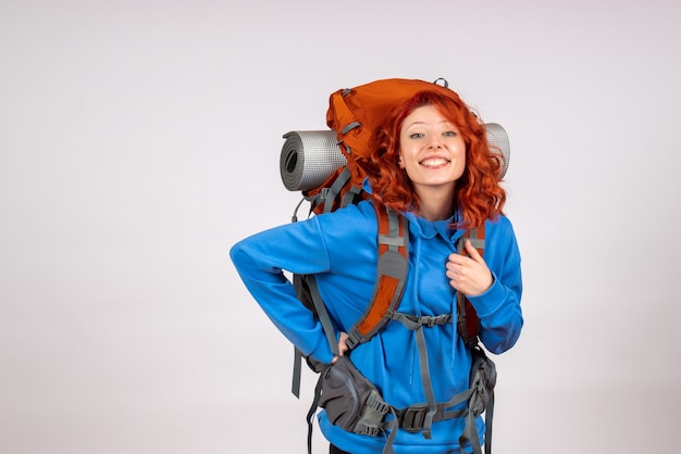 Vorderansicht weiblicher tourist, der in bergtour mit rucksack geht