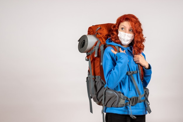 Kostenloses Foto vorderansicht weiblicher tourist, der in bergtour mit rucksack geht