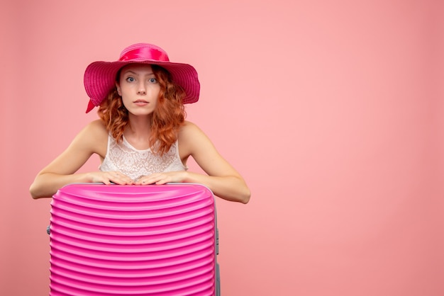 Kostenloses Foto vorderansicht weiblicher tourist mit rosa tasche