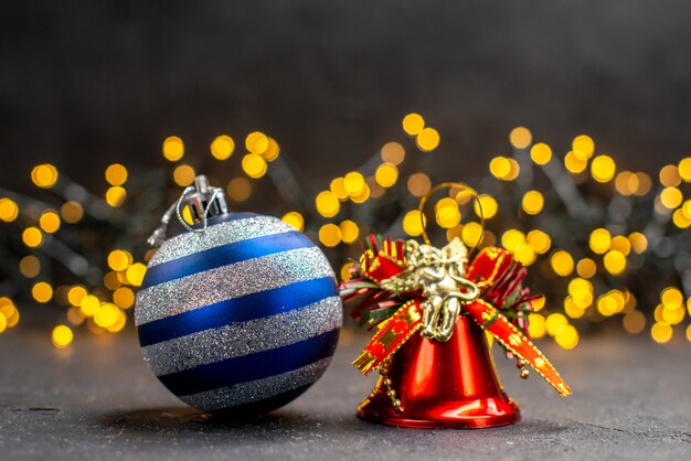 Vorderansicht Weihnachtsbaum Ornamente auf Weihnachtsbaum Lichter Hintergrund mit Kopierraum