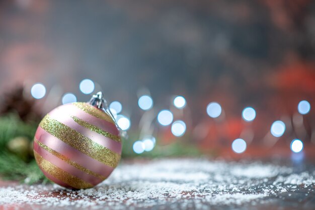 Vorderansicht Weihnachtsbaumkugel Kokospulver auf dunklem Freiraum free