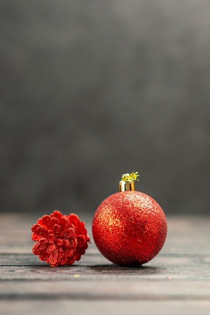 Kostenloses Foto vorderansicht weihnachtsbaumspielzeug auf dunklem freiraum