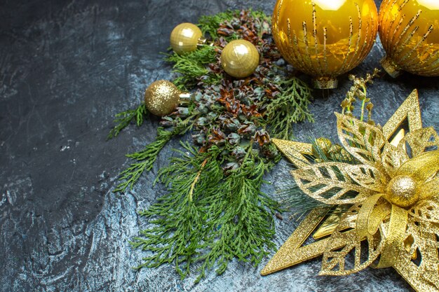 Vorderansicht Weihnachtsbaumspielzeug mit grünem Zweig auf hell-dunklem Hintergrund