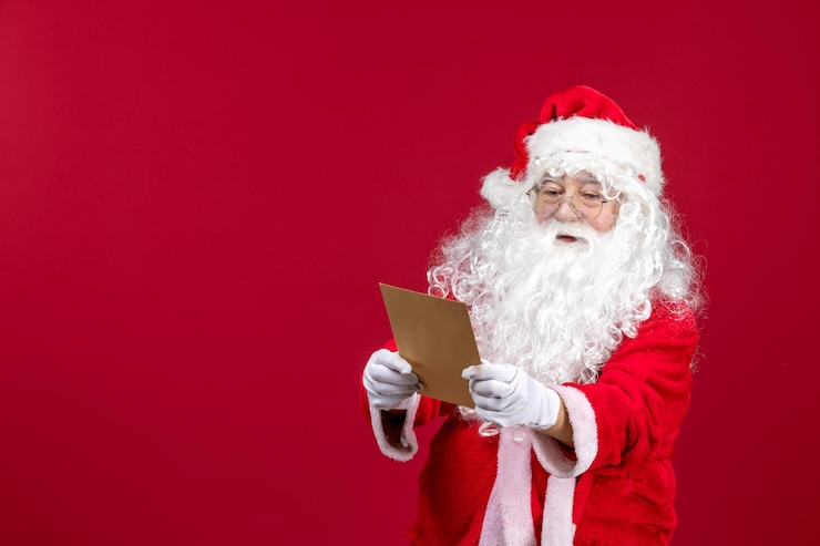 Kostenlose Foto vorderansicht weihnachtsmann, der brief vom kind auf roten emotionen liest weihnachtsferien