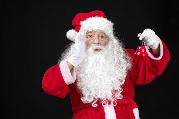 Vorderansicht Weihnachtsmann im klassischen roten Anzug mit Glocke