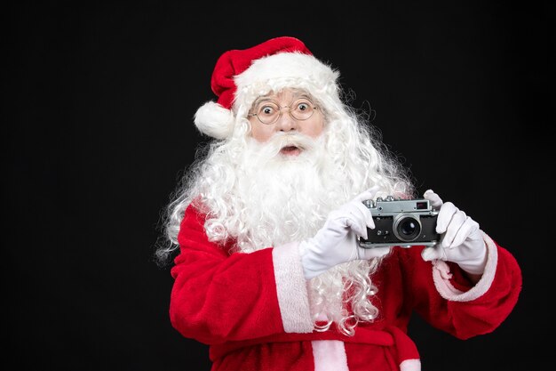 Vorderansicht Weihnachtsmann im klassischen roten Anzug mit Kamera