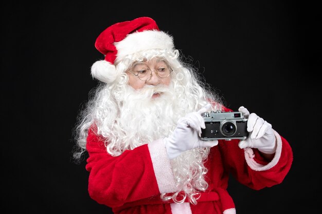 Vorderansicht Weihnachtsmann im klassischen roten Anzug mit Kamera