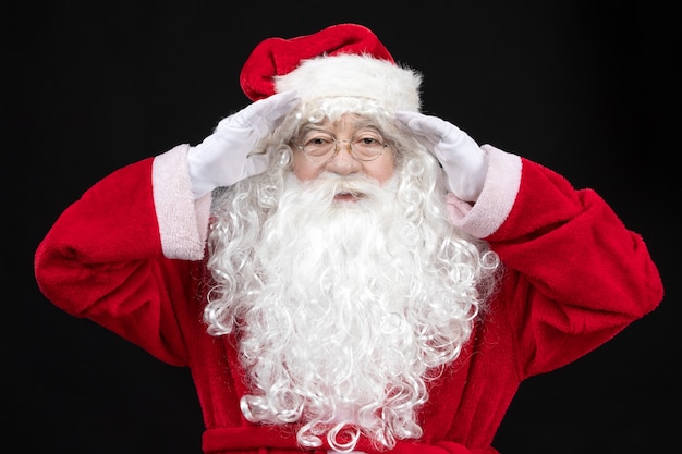 Vorderansicht Weihnachtsmann im klassischen roten Anzug mit weißem Bart