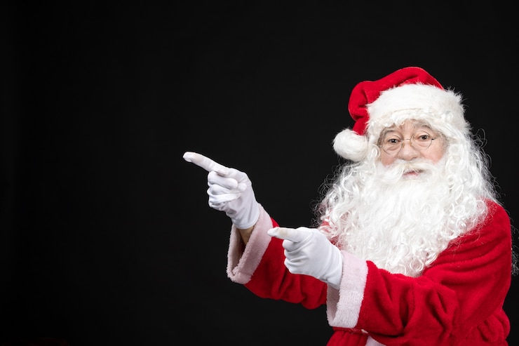 Kostenlose Foto vorderansicht weihnachtsmann im klassischen roten anzug