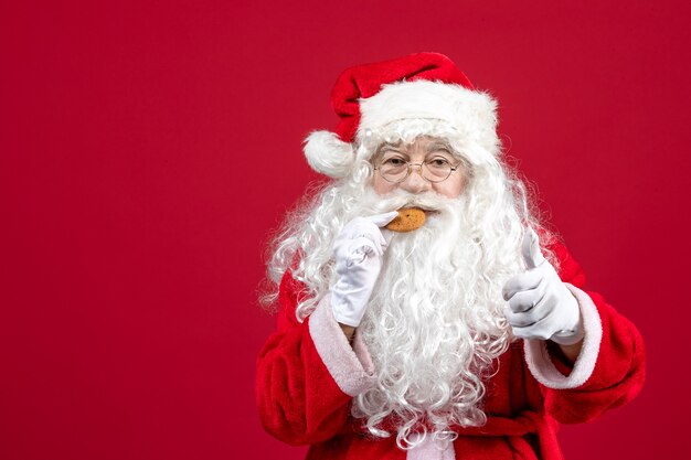 Vorderansicht weihnachtsmann isst kekse