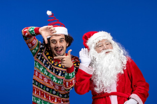 Vorderansicht Weihnachtsmann mit jungem Mann gerade stehend