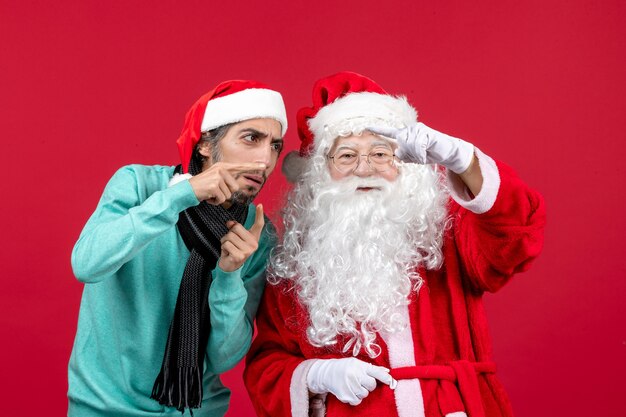 Vorderansicht Weihnachtsmann mit jungem Mann gerade stehend