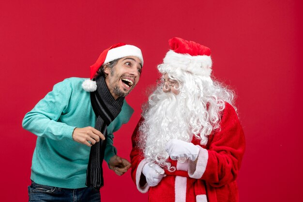 Vorderansicht Weihnachtsmann mit jungem Mann gerade stehend