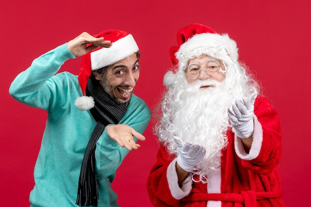 Kostenloses Foto vorderansicht weihnachtsmann mit jungem mann gerade stehend