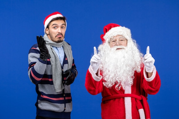 Vorderansicht Weihnachtsmann mit jungem Mann