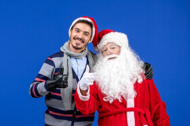 Vorderansicht Weihnachtsmann mit jungem Mann