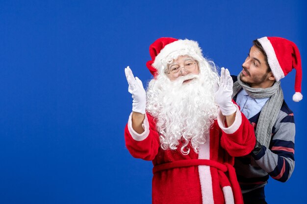 Vorderansicht Weihnachtsmann mit jungem Mann