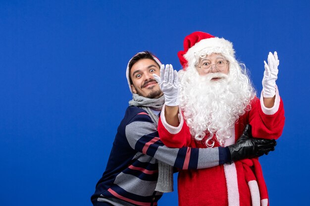 Vorderansicht Weihnachtsmann mit jungem Mann