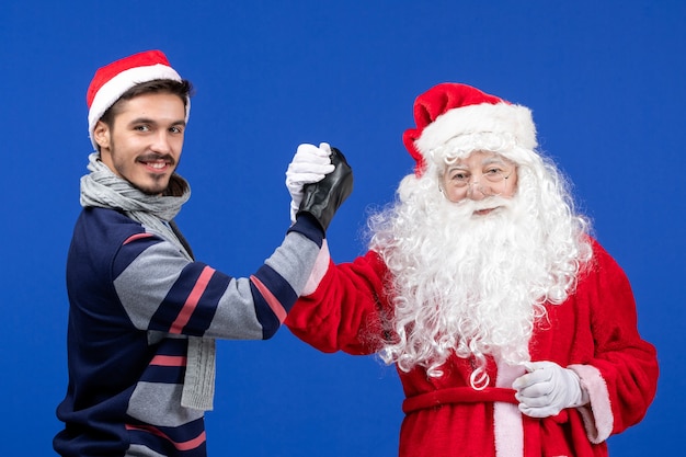 Kostenloses Foto vorderansicht weihnachtsmann mit jungem mann