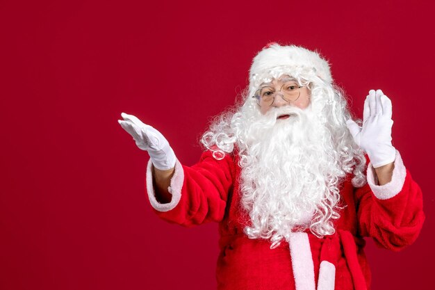 Vorderansicht weihnachtsmann mit klassischem weißen bären und roter kleidung auf den roten weihnachtsweihnachtsgefühlen