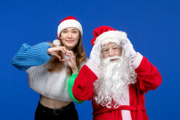 Vorderansicht weihnachtsmann zusammen mit jungen frauen an blauen feiertagen menschliche weihnachtsfarbe neues jahr