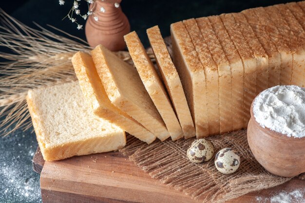 Vorderansicht Weißbrot auf dunklem Hintergrund Tee Frühstück Teig Farbe Gebäck Bäckerei Morgen Brötchen Essen Kuchen backen