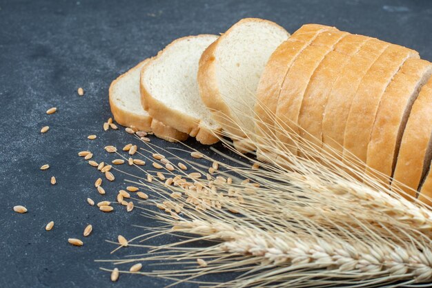 Vorderansicht Weißbrot auf dunkler Oberfläche