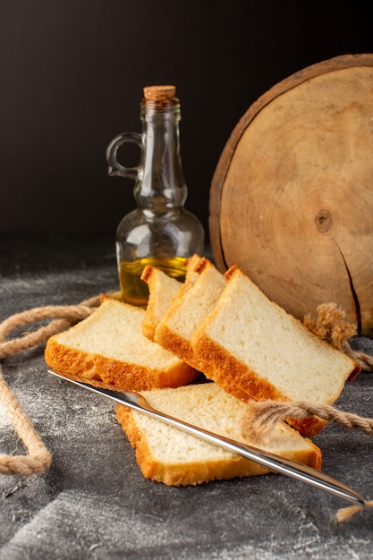 Vorderansicht Weißbrotbrote geschnitten und lecker isoliert mit Seilen und Öl auf Grau