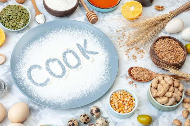 Vorderansicht Weißmehl Innenplatte mit Nüssen Samen und Eiern auf hellem Hintergrund Pie Nuss Teig backen Essen Kuchen Keks kochen Fotofarbe