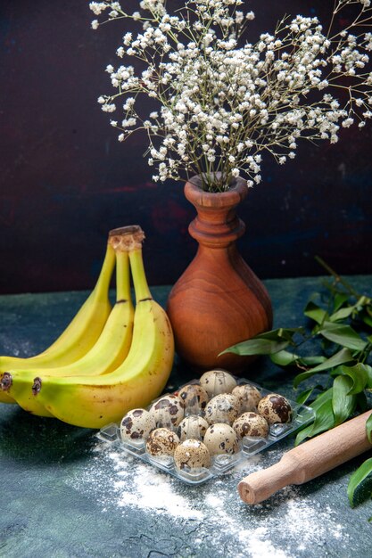 Vorderansicht Weißmehl mit Bananen und Eiern auf dunkelblauer Oberfläche