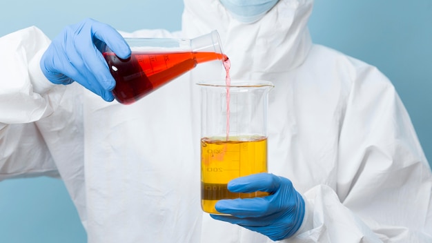 Vorderansicht Wissenschaftler mischen verschiedene Chemikalien
