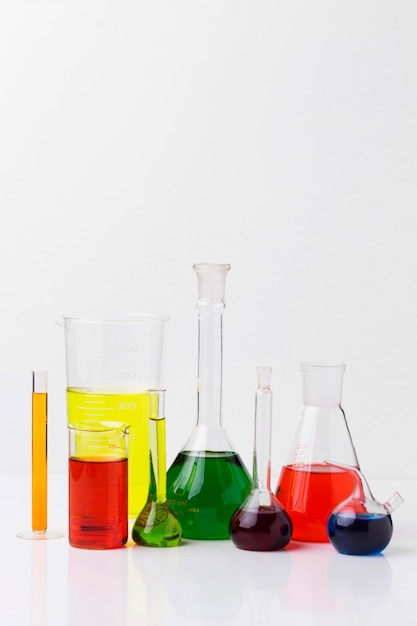 Vorderansicht wissenschaftlicher Elemente mit chemischer Anordnung