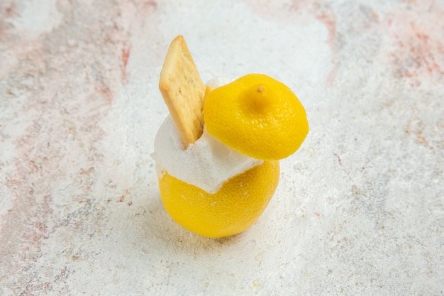 Vorderansicht Zitronencocktail mit Eis auf weißem Tisch Zitruscocktailsaft