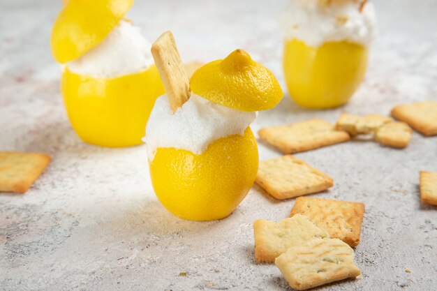 Vorderansicht Zitronencocktails mit Eis auf weißem Tisch Limonade Zitrussaftcocktail