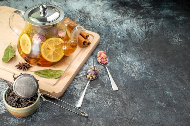Vorderansicht Zitronentee im Wasserkocher auf grauem Hintergrund Essen Morgen Obst Frühstück Fotozeremonie Farbgeschmack Blume