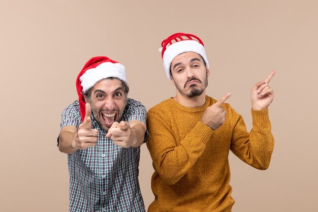 Vorderansicht zwei Männer eine glückliche und eine traurige mit Weihnachtsmützen auf lokalisiertem Hintergrund