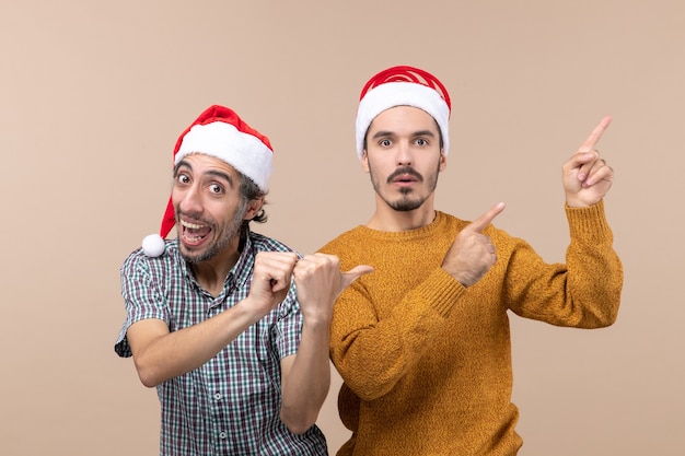 Vorderansicht zwei Männer eine glückliche und eine traurige mit Weihnachtsmützen, die beide etwas auf isoliertem Hintergrund zeigen