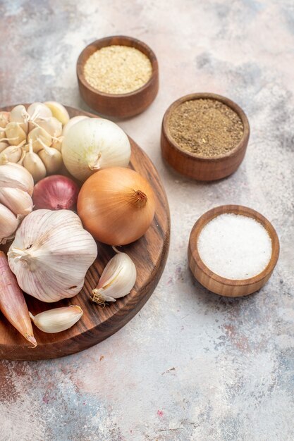 Vorderansicht Zwiebeln und Knoblauch frische Zutaten mit Gewürzen